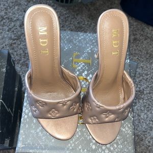 Flower imprint champagne faux leather sandal! New!